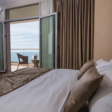 Deluxe & Executive By Rafaelo